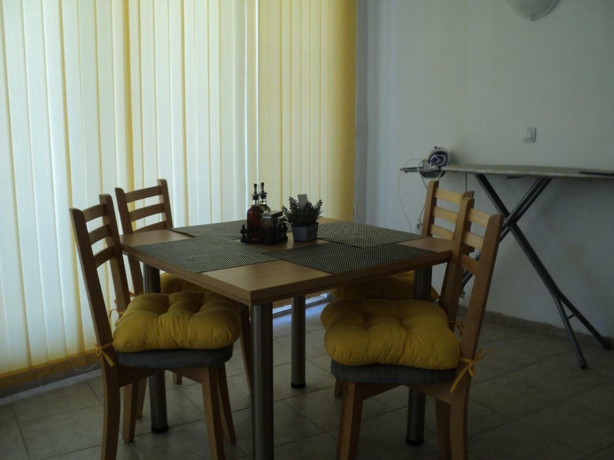 Meni Apartments And Guest Rooms Sozopol Exterior foto