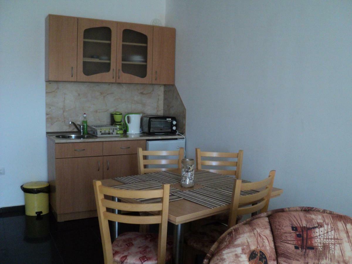 Meni Apartments And Guest Rooms Sozopol Exterior foto