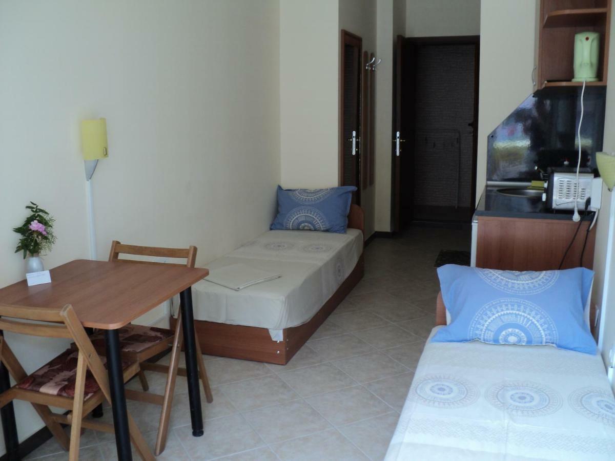 Meni Apartments And Guest Rooms Sozopol Exterior foto
